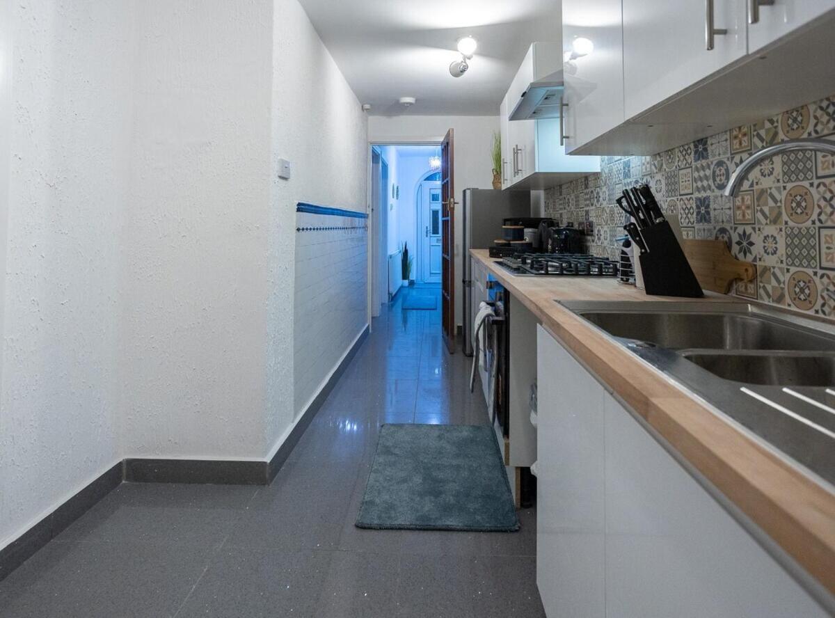 Spacious & Comfy Home In West Midlands - Sleeps 8, Free Parking, Wifi, Netflix, Prime Location, Ideal For Contractors, Business, Groups, Travellers, Families And Relocators Coventry Room photo
