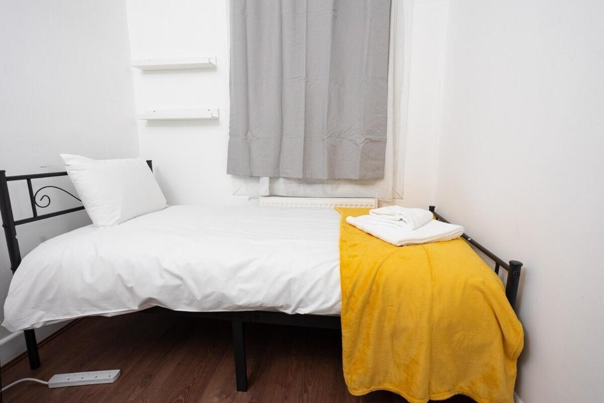 Spacious & Comfy Home In West Midlands - Sleeps 8, Free Parking, Wifi, Netflix, Prime Location, Ideal For Contractors, Business, Groups, Travellers, Families And Relocators Coventry Room photo