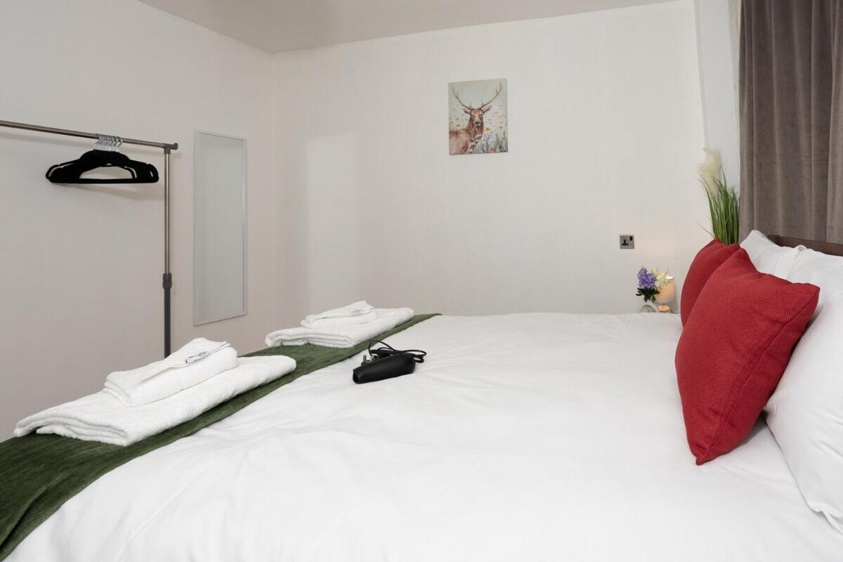 Spacious & Comfy Home In West Midlands - Sleeps 8, Free Parking, Wifi, Netflix, Prime Location, Ideal For Contractors, Business, Groups, Travellers, Families And Relocators Coventry Room photo